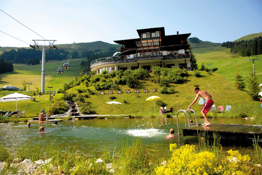 Alpenoase Sonnhof Badesee vor dem Hotel