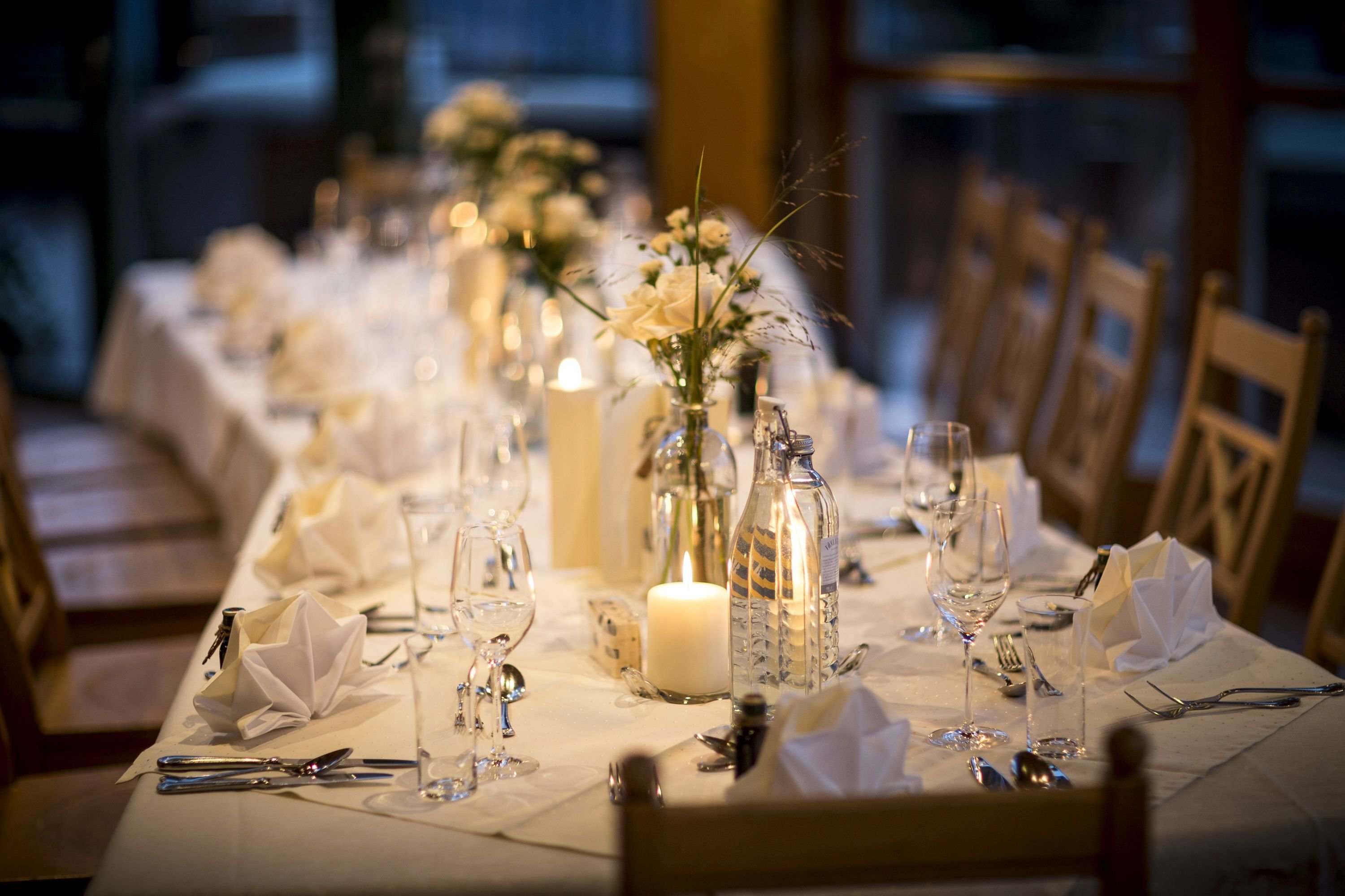 festlich gedeckte Tafel im Restaurant