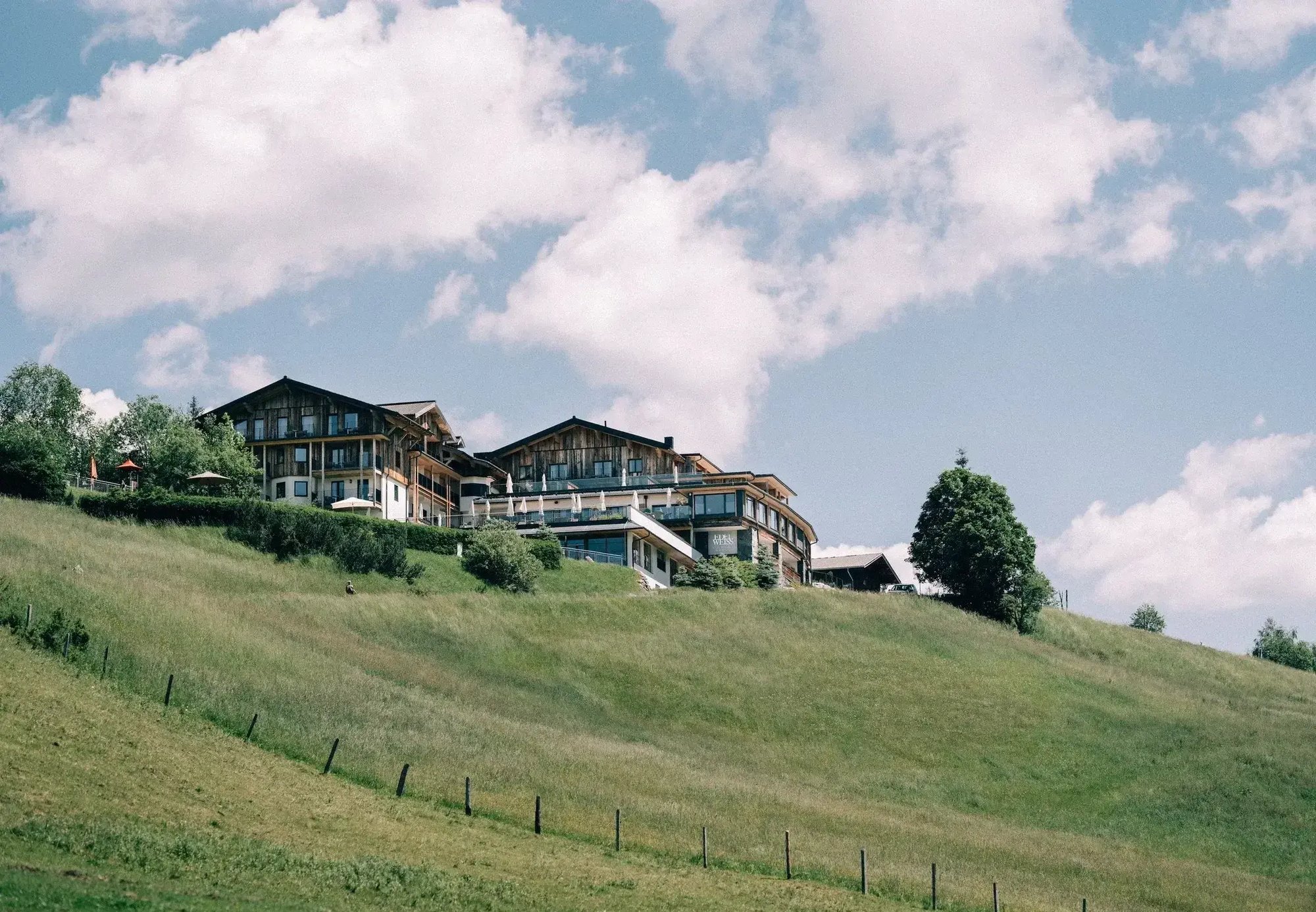 Außenaufnahme im Sommer vom Naturidyll Hotel Edelweiss Wagrain