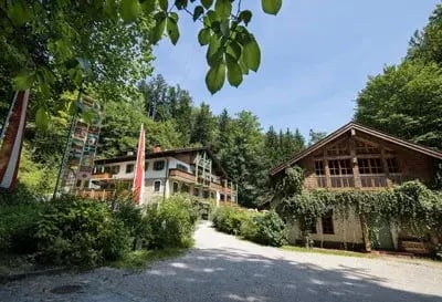 Außenaufnahme im Sommer vom Naturidyll Hotel Hammerschmiede