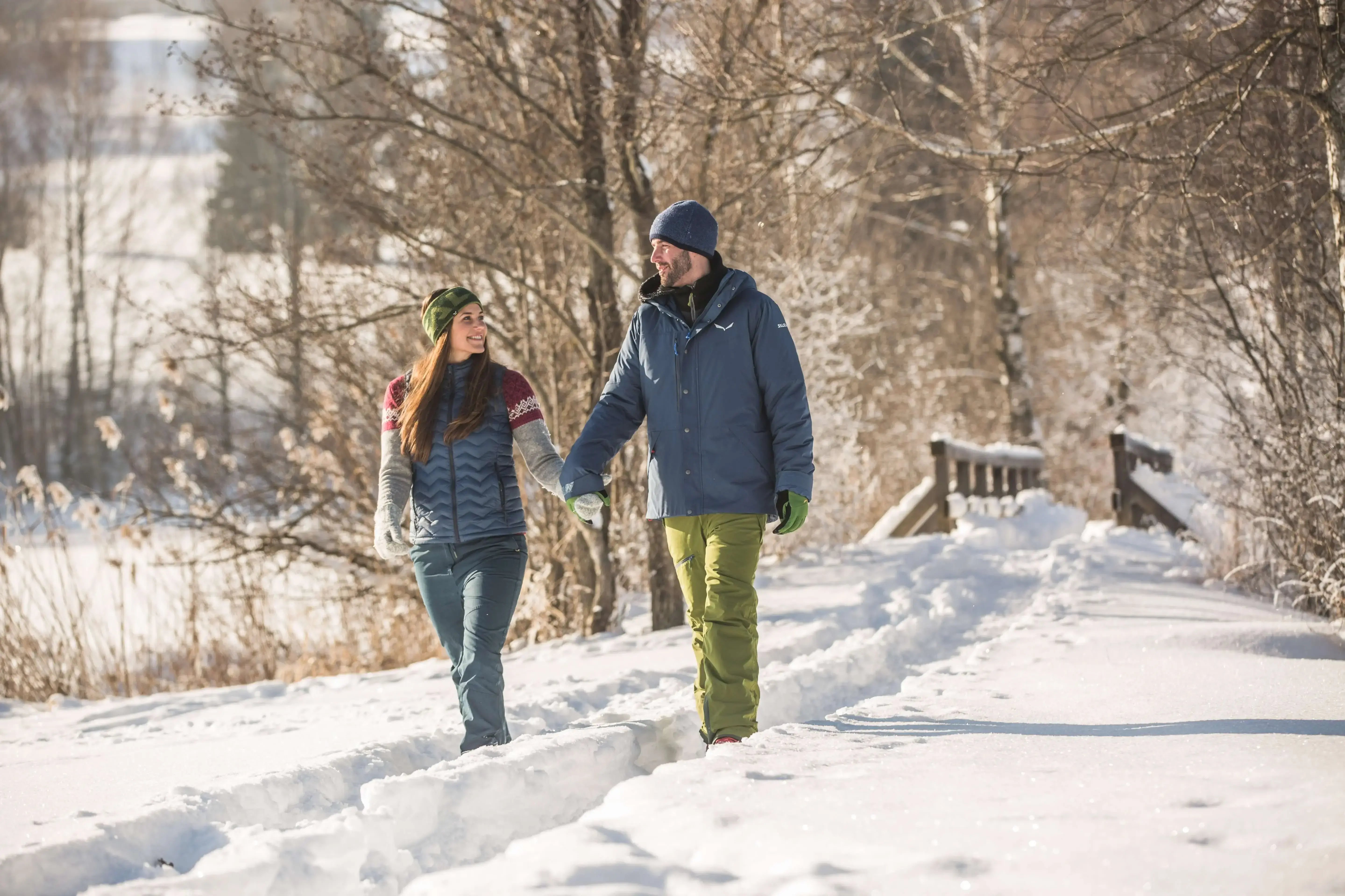 Ein Paar spaziert durch den Schnee