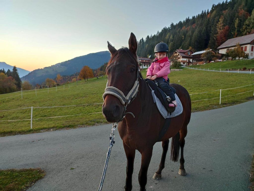 Kind auf einem Pferd im Berghotel Presslauer