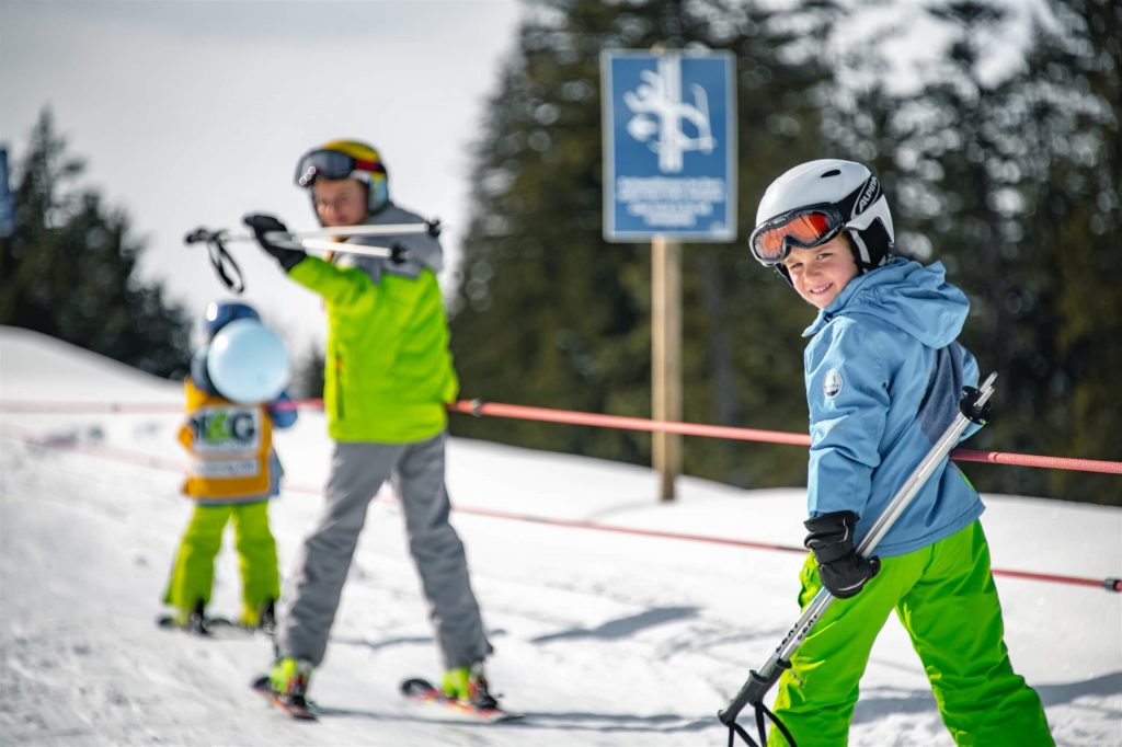 Kinder auf Skiern 