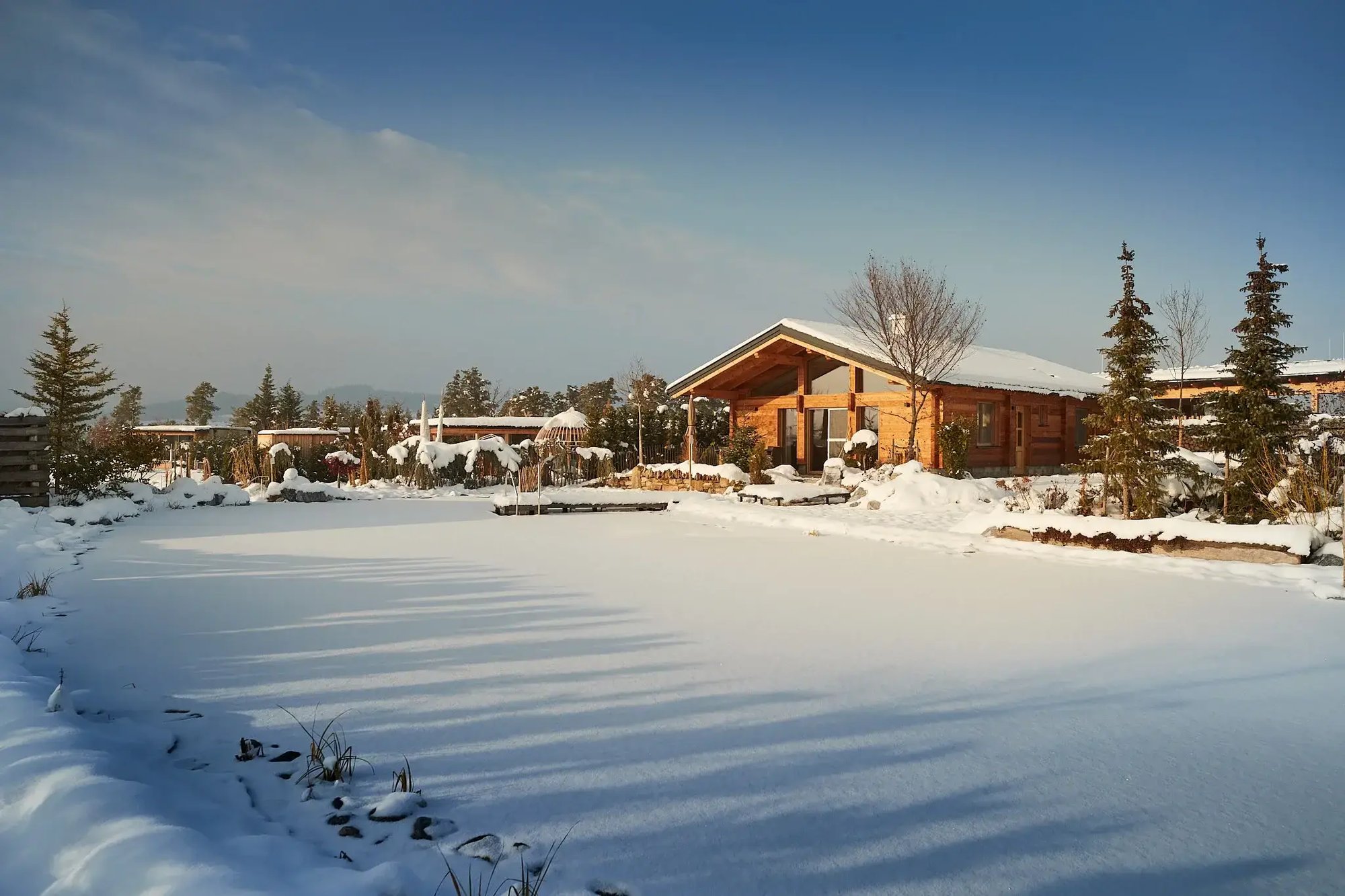 Außenaufnahme von den Chalets am Gartensee im Winter