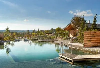 Außenaufnahme im Sommer vom Naturidyll Hotel Chalets am Gartensee