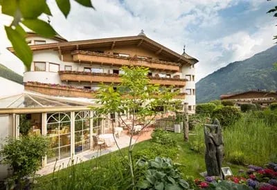 Außenaufnahme im Sommer vom Naturidyll Hotel Magdalena