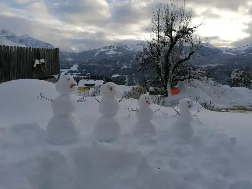 Schneemänner im Winter