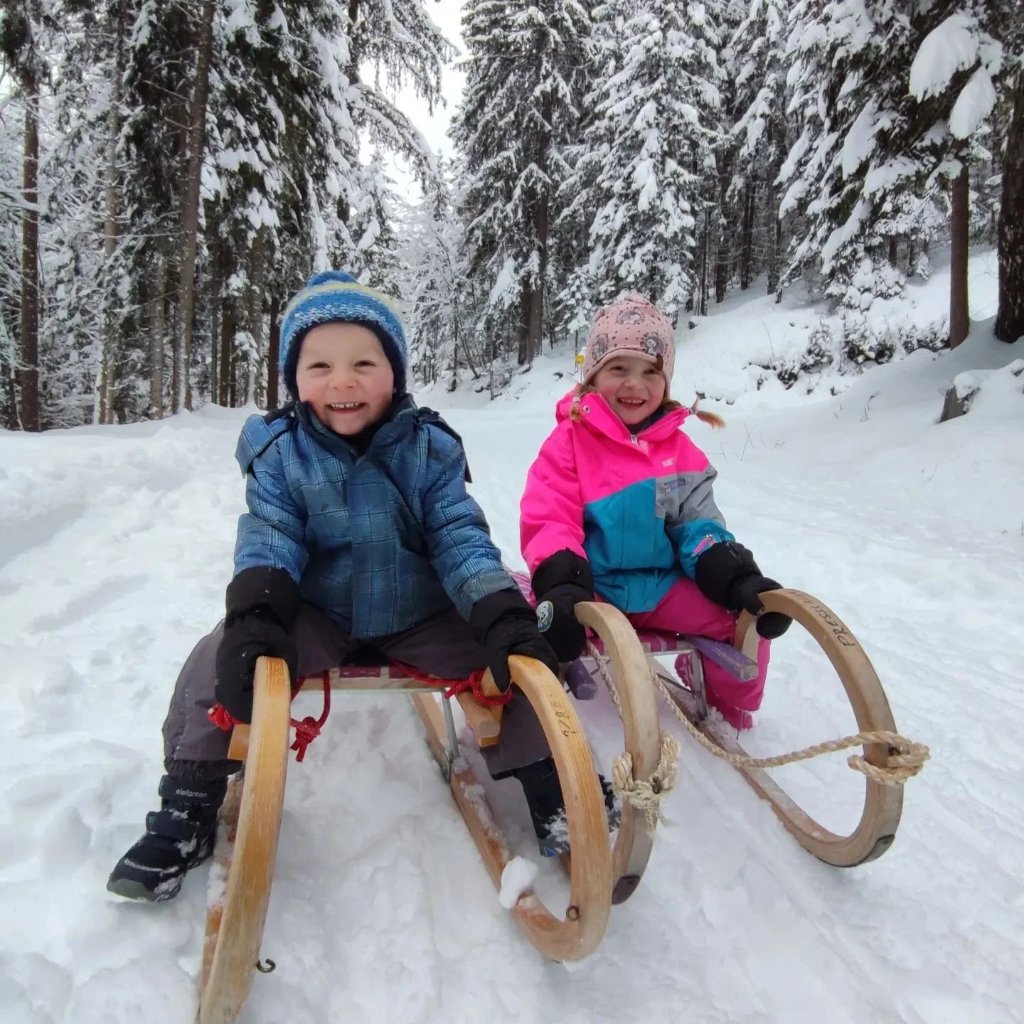 Zwei Kindern beim Rodeln
