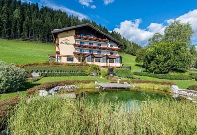 Außenaufnahme im Sommer vom Naturidyll Hotel Presslauer