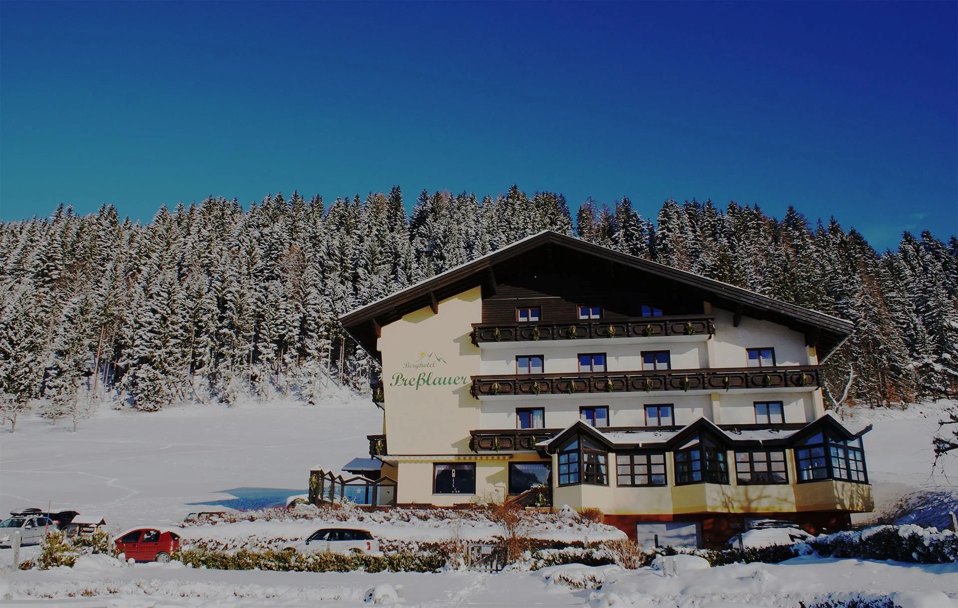 Außenansicht vom Berghotel Presslauer im Winter