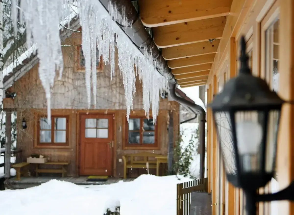 Gartenhaus im Winter
