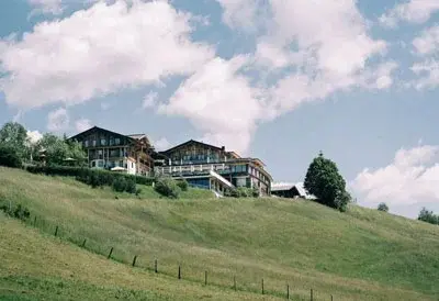Außenaufnahme-im-Sommer-vom-Naturidyll-Hotel-Edelweiss
